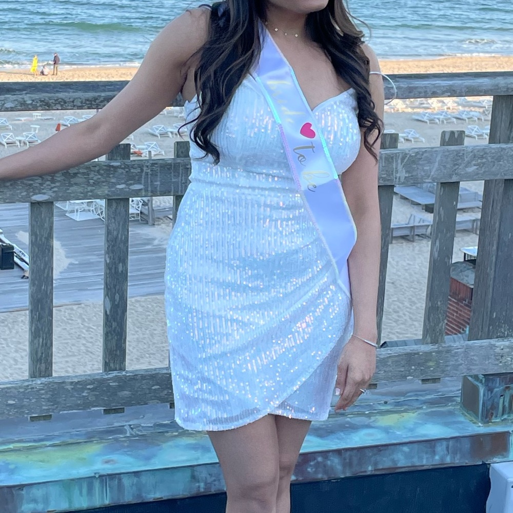 Beautiful Windsor size S dress in opal white sequence.
